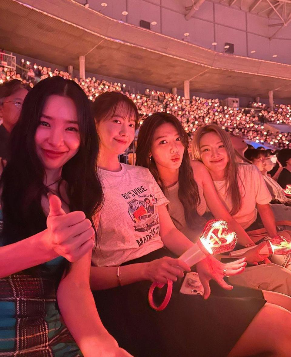 「少女時代」成員蒂芬妮（左起）、潤娥、秀英、孝淵上週莫一起去看太妍演唱會。（翻攝自蒂芬妮Instagram）