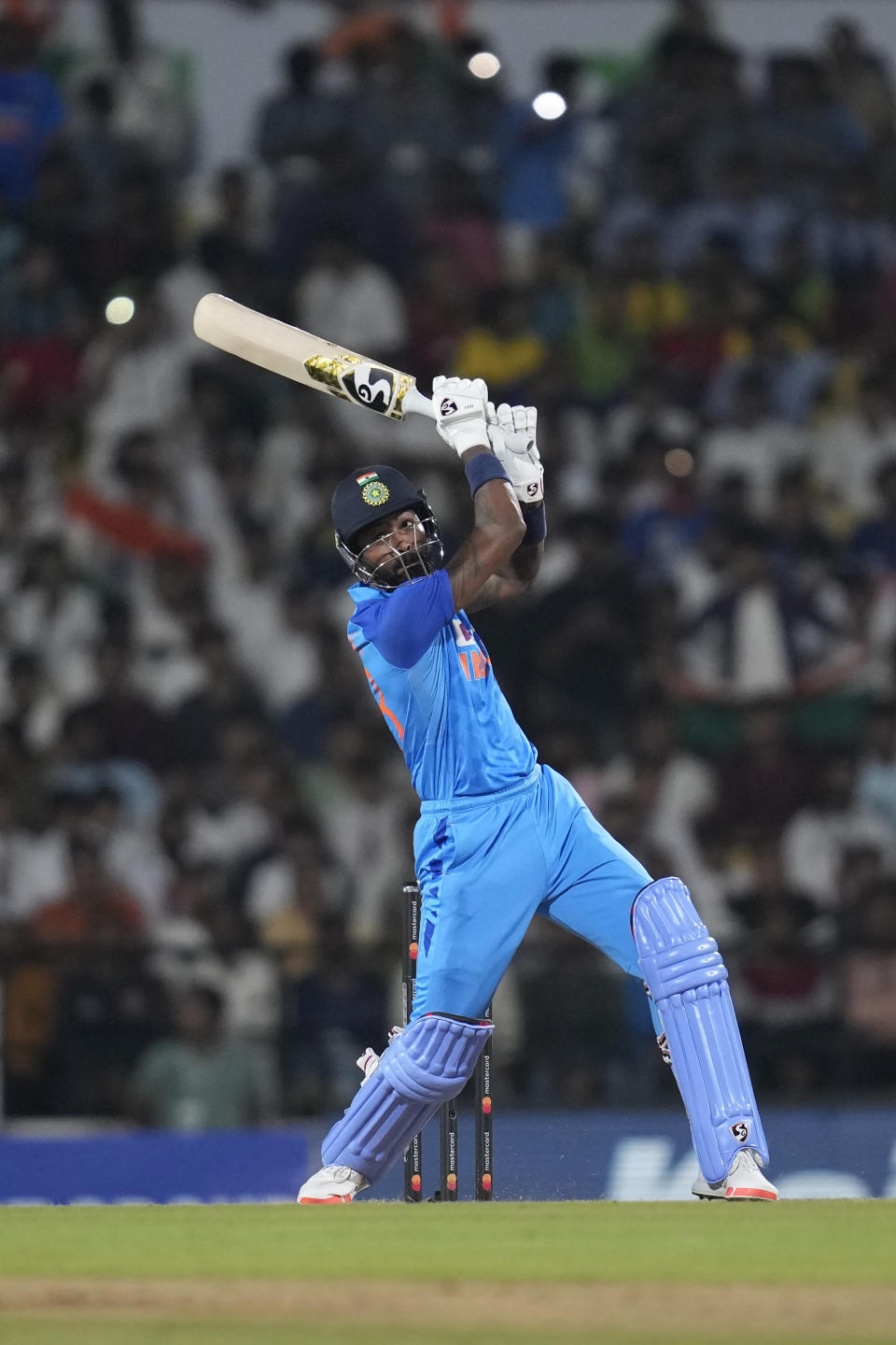India's Hardik Pandya bats during the second T20 cricket match between India and Australia, in Nagpur, India, Friday, Sept. 23, 2022. (AP Photo/Rafiq Maqbool)