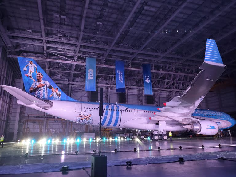 Uno de los aviones destinados a los hinchas de la selección argentina que viajarán para el Mundial de Qatar, presentado por Aerolíneas Argentinas y AFA en Ezeiza.