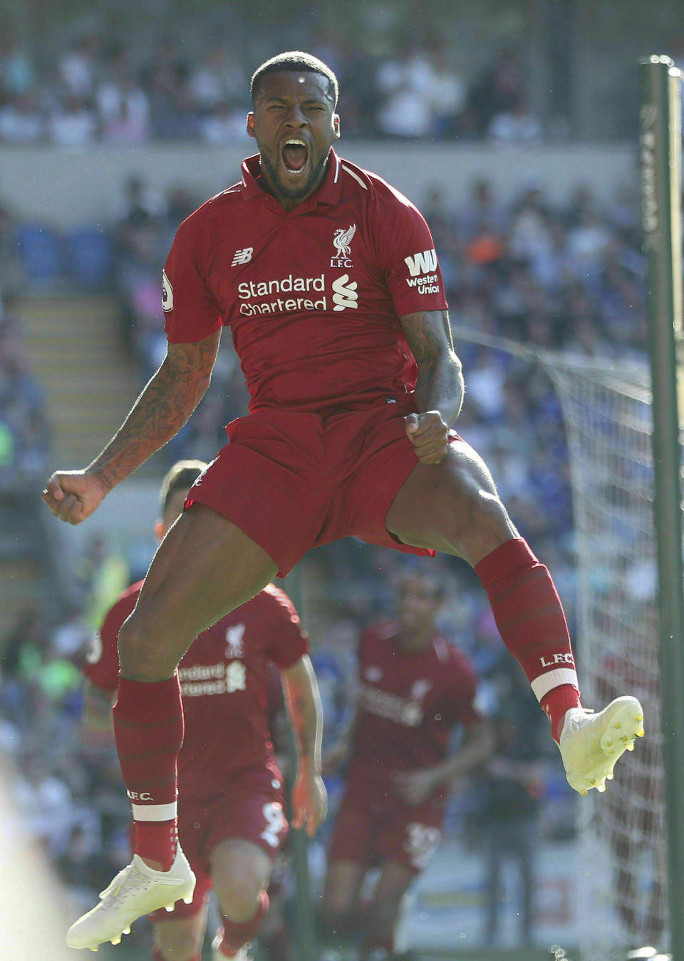 Georginio Wijnaldum, del Liverpool, festeja luego de anotar ante Cardiff City en un encuentro de la Liga Premier inglesa, disputado el domingo 21 de abril de 2019 (David Davies/PA via AP)