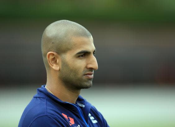 Mo Bobat pictured in charge of England U19s against India U19s in 2017 (Getty)