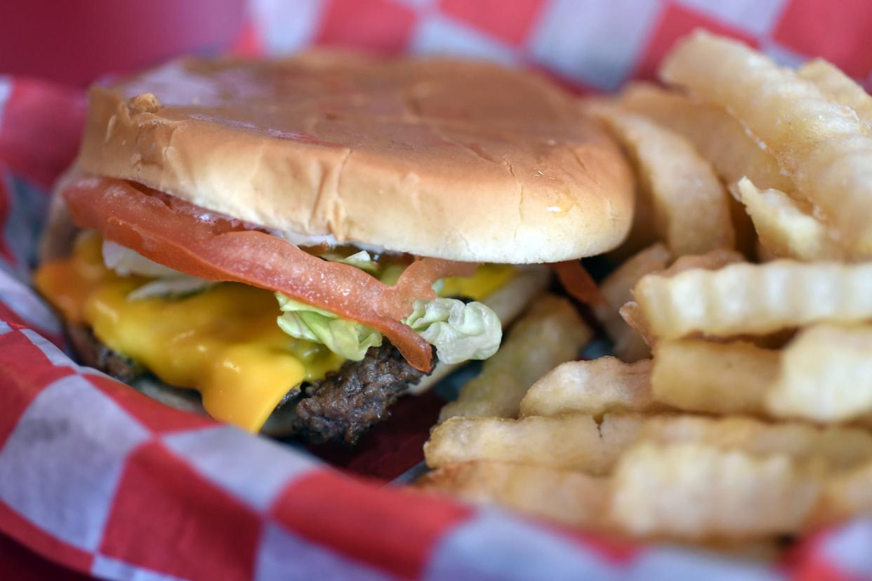 A cheeseburger at Pender's Cafe. [PAUL STEPHEN/STARNEWS]