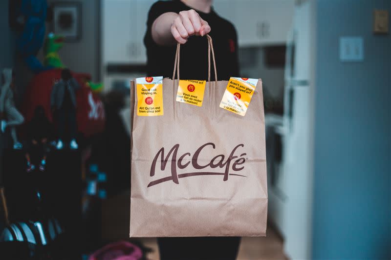 女網友分享男友的求婚是拿麥當勞紙袋。（示意圖／翻攝自pexels）