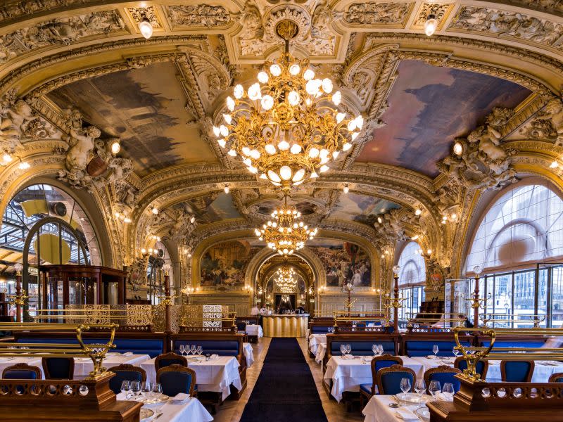 ▲藍火車餐廳以標誌性巴黎宮廷風打造奢華用餐環境，桌椅也如其名的全都是沉穩的深藍色系，相互輝映下更顯巴黎皇室貴族感。（圖／翻攝自Restaurant Le Train Bleu Paris臉書）