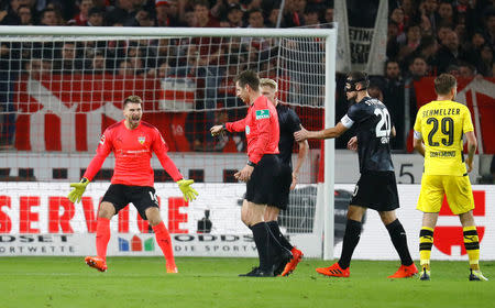 Soccer Football - Bundesliga - VfB Stuttgart vs Borussia Dortmund - Mercedes-Benz Arena, Stuttgart, Germany - November 17, 2017 Stuttgart's Ron-Robert Zieler reacts after a penalty is awarded to Borussia Dortmund REUTERS/Kai Pfaffenbach