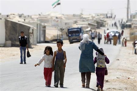 Syrian refugees walk at Al-Zaatri refugee camp in the Jordanian city of Mafraq, near the border with Syria September 1, 2013. REUTERS/Muhammad Hamed