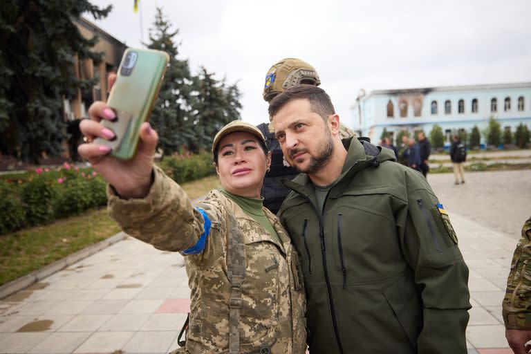 Volodimir Zelensky visitó la ciudad de Izyum, en el este de Ucrania