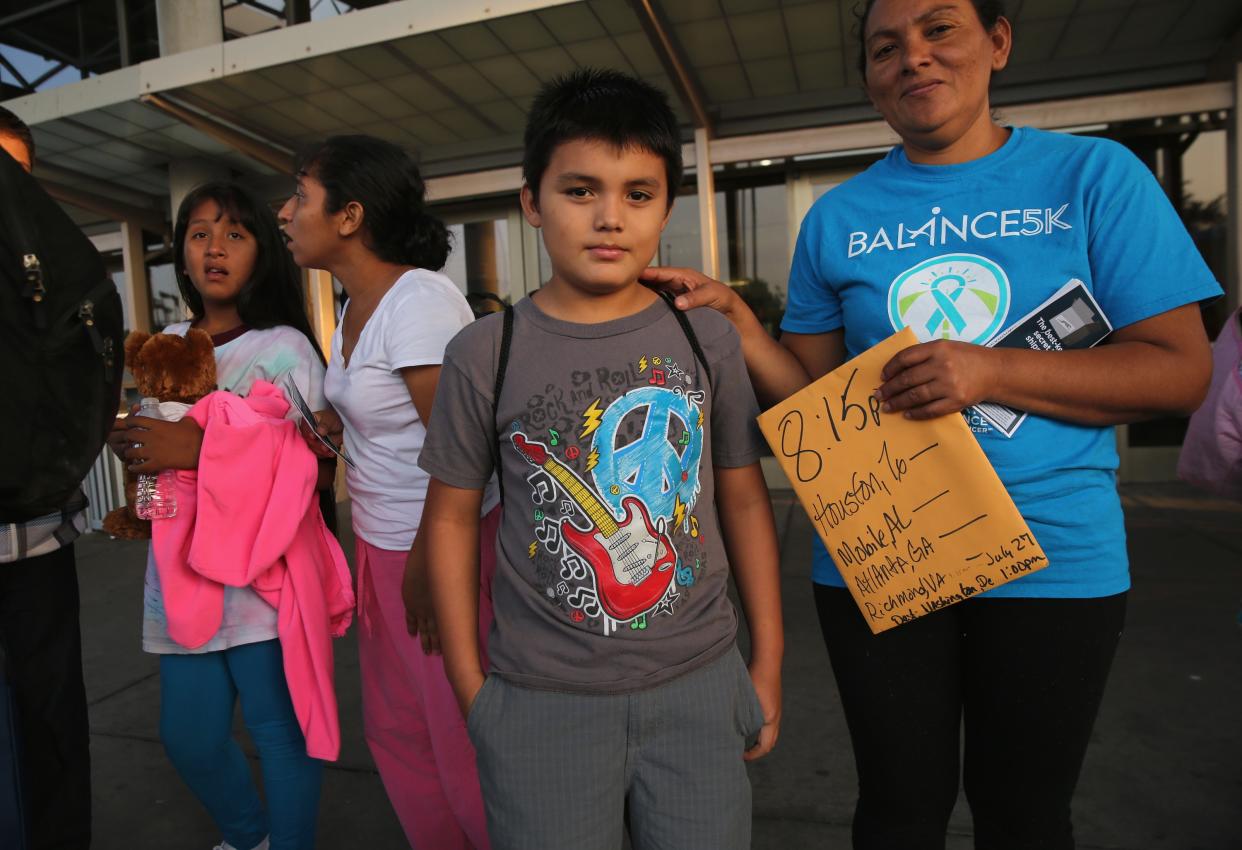 Un niño salvadoreño viaja para reunirse con sus familiares tras ser liberado por autoridades en EEUU. (Getty Images)