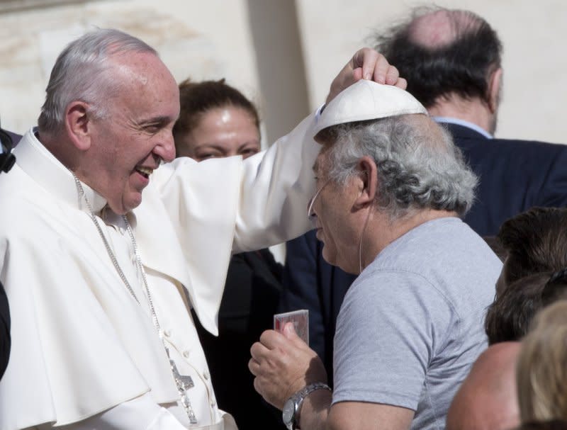 2015年諾貝爾和平獎熱門人選，教宗方濟各（Pope Francis）7日在聖伯多祿廣場（St. Peter's Square）上，拿自己的小瓜帽和信徒開玩笑（美聯社）