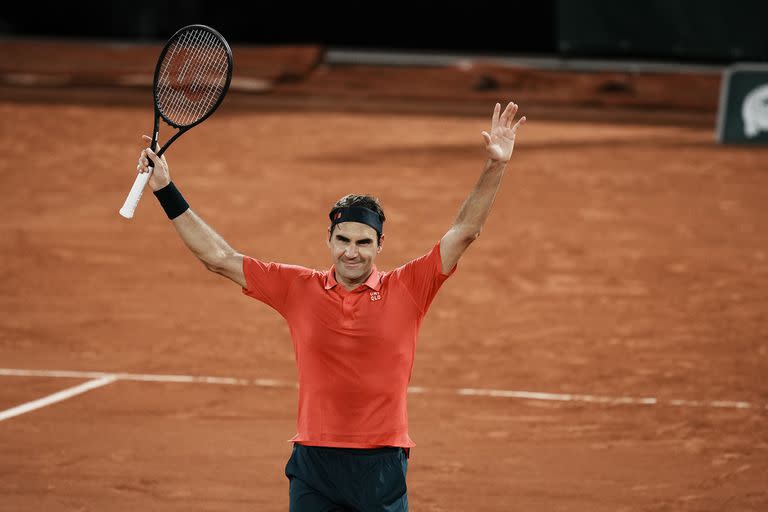 Roger Federer saluda al... cemento: el suizo doblegó al alemán Dominik Koepfer en un vacío estadio central de Roland Garros, agradeció y... puso en duda su participación en los octavos de final.