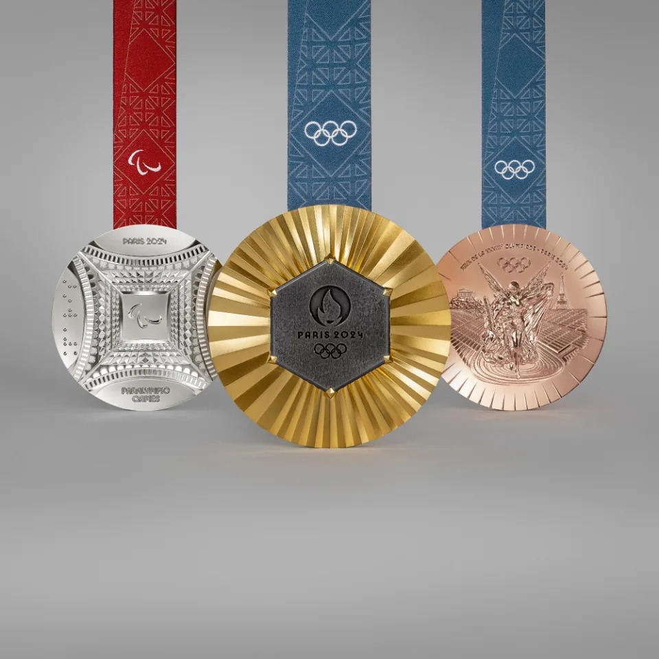 巴黎奧運組委會公布獎牌設計，中央鑲嵌了取自艾菲爾鐵塔的六角形碎片。（圖：巴黎奧運官網）