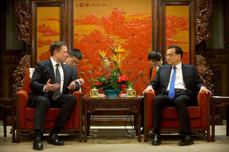 Tesla CEO Elon Musk (L) speaks as Chinese Premier Li Keqiang listens during a meeting at the Zhongnanhai leadership compound in Beijing on January 9, 2019. - Photo: Mark Schiefelbein / AFP (Getty Images)