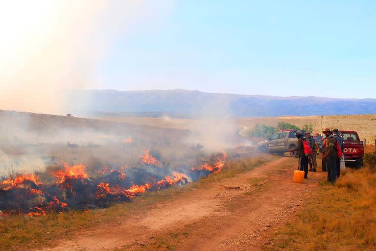 La dirección del viento obstaculiza las operaciones para extinguir el foco