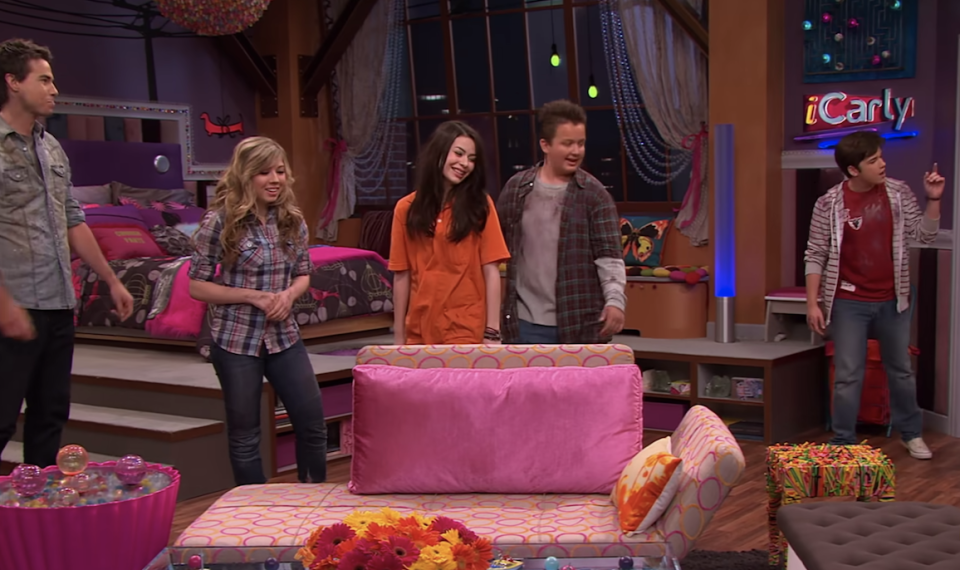 The cast in Carly's redecorated bedroom