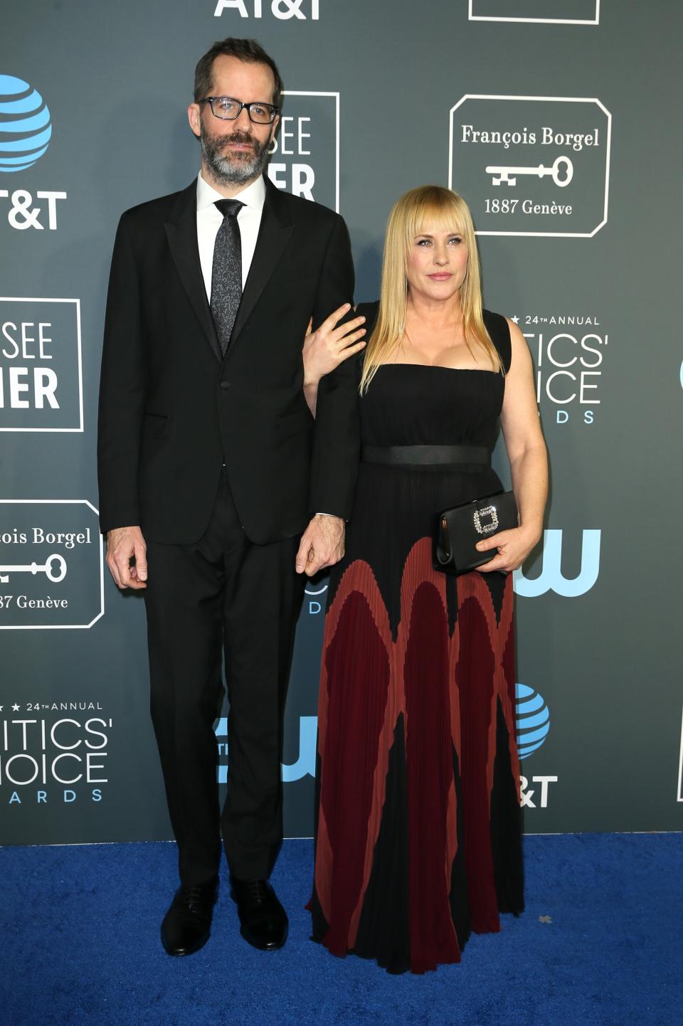 <p>Precisamente Patricia Arquette y su pareja, el artista Eric White, también acapararon multitud de flashes sobre la alfombra roja. (Foto: Danny Moloshok / Reuters). </p>