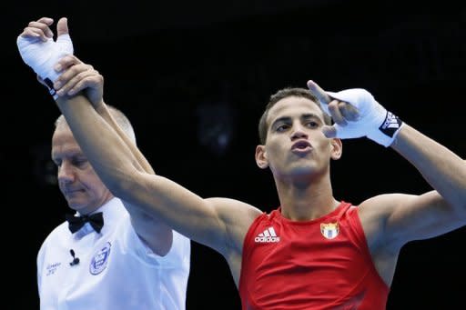 El boxeador cubano Robeisy Ramírez celebra su victoria en el combate de los cuartos de final, el 7 de agosto en Londres. Ramírez es la última esperanza de Cuba para ganar medalla de oro en el torneo de boxeo de los Juegos Olímpicos de Londres-2012, cuando el domingo en la fecha final del evento enfrente al peligroso mongol Tugstsogt Nyambayarque. (AFP | jack guez)