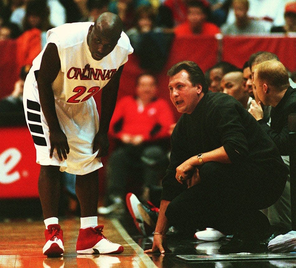 Former  UC head basketball coach Bob Huggins talks with Steve Logan on the sideline in 1999.