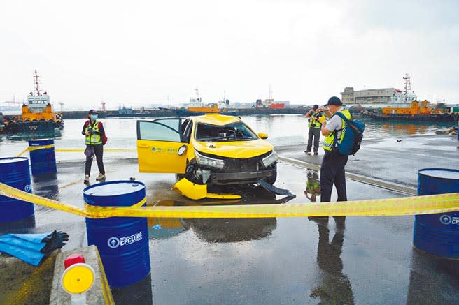 41歲謝姓計程車司機疑深夜大雨昏暗，加上不熟工作船碼頭路況，不慎連人帶車墜海，造成4死1傷，全案由檢警調查，釐清事故原因。（王文吉攝）