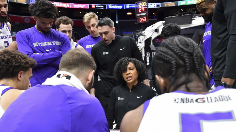 Harding (middle) talks to her Kings players during the game against the Ontario Clippers. - Juan Ocampo/NBAE/Getty Images