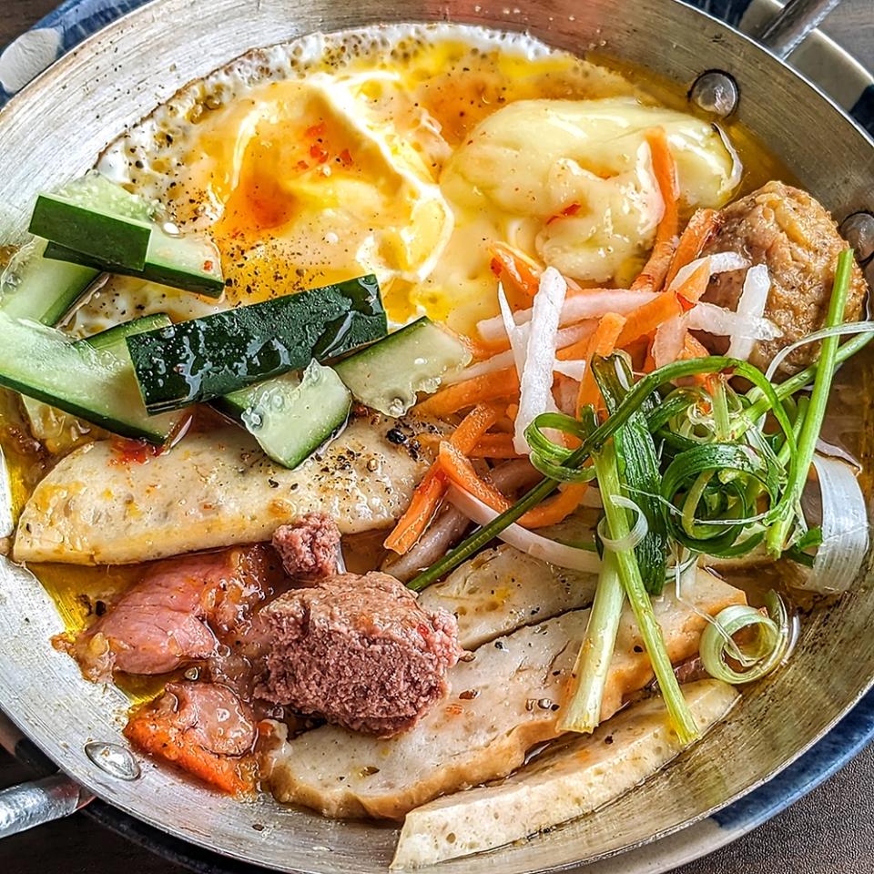 A closer look at the contents of the pan. Spot the 'pâté', meatball and 'chả lụa' amongst the egg and pickled vegetables.