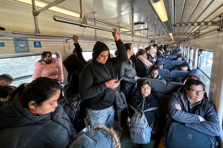 Pasajeros viajan en el tren San Martín rumbo a la estación de Palermo, ubicada a pocos metros del lugar donde el viernes pasado ocurrió el choque entre dos formaciones