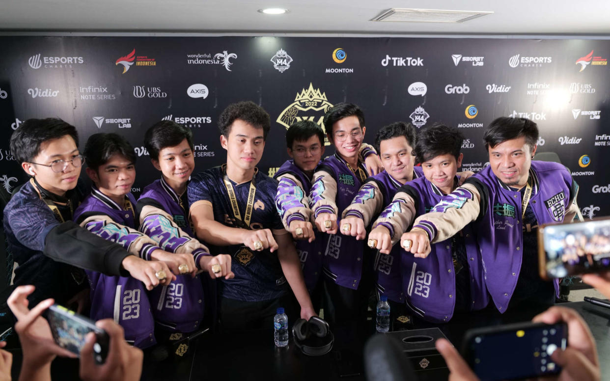 Echo shows off their championship rings (Photo: Jay Chan/Yahoo Esports SEA)
