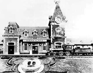 L’entrée principale du premier Disneyland à Anaheim (Californie), inauguré le 17 juillet 1955. Comme le rapporte “Forbes”, le premier parc du studio américain a été construit sur une ancienne orangeraie. . PHOTO AFP