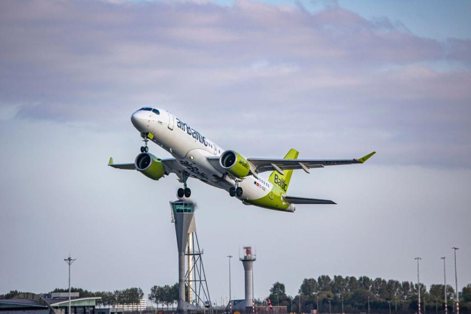 Air Baltic Airbus A220-300 beim Abflug vom Flughafen Amsterdam Schiphol.