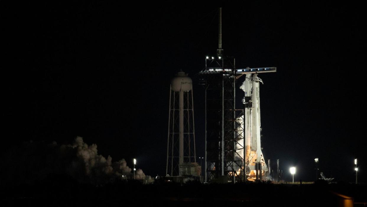 Eine Falcon-9-Trägerrakete mit dem «Crew Dragon» während eines kurzen Feuertests.