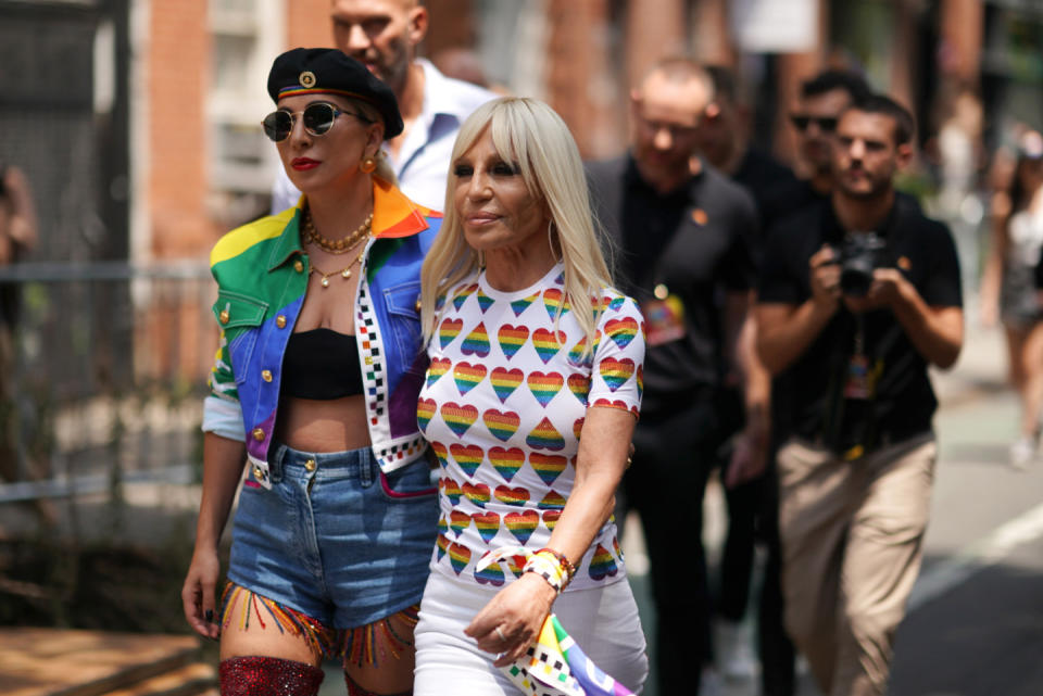 Lady Gaga und Donatella Versace Im Regenbogen-Look (Bild: Getty Images)