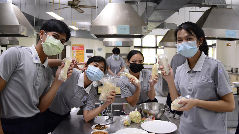 外籍同學一起包潤餅，認識台灣傳統美食。