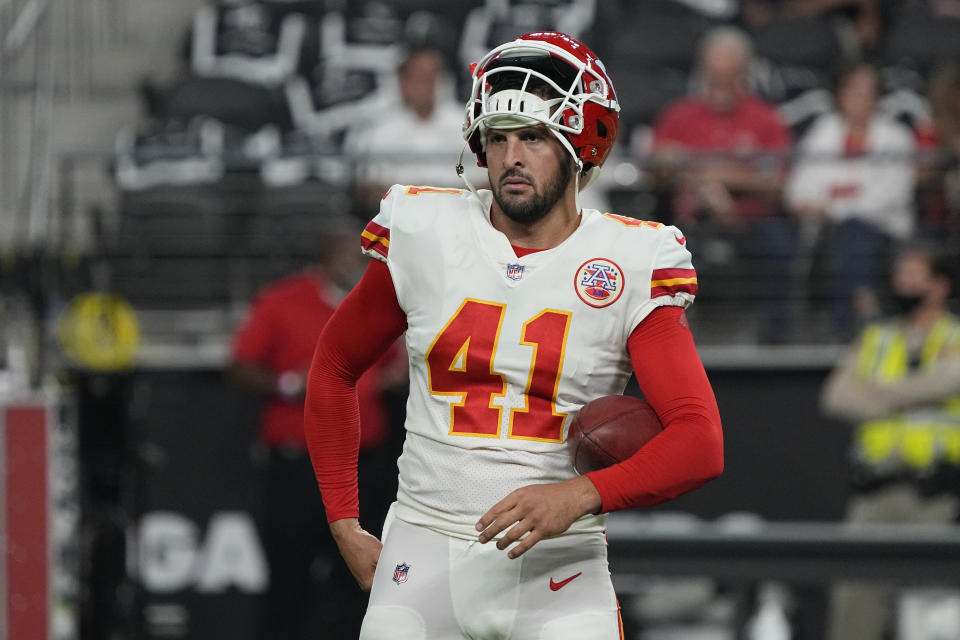 Kansas City Chiefs long snapper James Winchester (41) during the second half of an NFL football game against the Las Vegas Raiders, Sunday, Nov. 14, 2021, in <a class="link " href="https://sports.yahoo.com/nfl/teams/las-vegas/" data-i13n="sec:content-canvas;subsec:anchor_text;elm:context_link" data-ylk="slk:Las Vegas;sec:content-canvas;subsec:anchor_text;elm:context_link;itc:0">Las Vegas</a>. (AP Photo/Rick Scuteri)