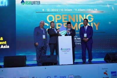 from left: General Tan Sri Dato'Seri Panglima Mohd Azumi Bin Mohamed (Rtd), Co-Chairman, Informa Markets Malaysia. YB. Tuan Nik Nazmi B. Nik Ahmad, Minister of Natural Resources, Environment and Climate Change. Dr.Ir.Ts.Hj.Mohamad Asari Daud, President, the Malaysia Water Association (MWA). YBhg. Dato'Seri Ir. Dr. Zaini Bin Ujang. (PRNewsfoto/ASIAWATER)