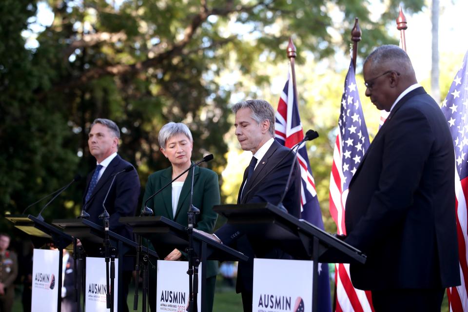 美國國務卿布林肯（右2）、國防部長奧斯汀（右1）29日與澳洲外交部長黃英賢（左2）、副總理兼國防部長馬勒斯（左1）在澳洲召開「澳美部長諮商會議」（AUSMIN），4人於會後發表聯合聲明。（法新社）