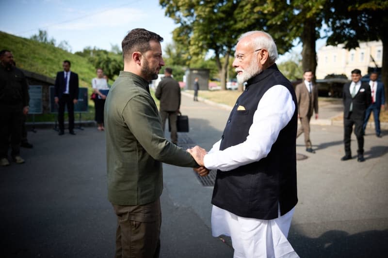 Indian Prime Minister Narendra Modi (R) welcomed by Ukrainian President Volodymyr Zelensky ahead of their meeting. Sarakhan Vadym/Ukrainian Presidency/dpa