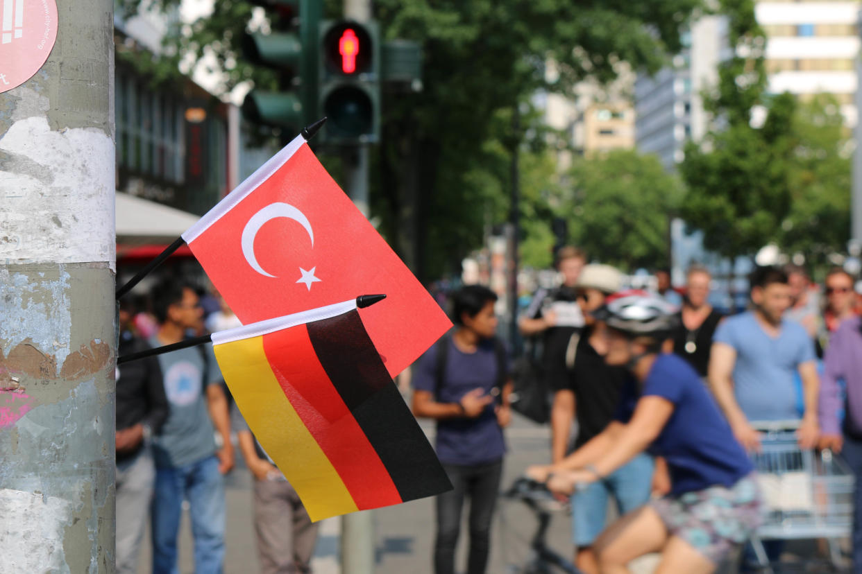 Friedliche Koexisenz oder doch schon innige Freundschaft: Wie steht es zwischen Deutschen und Türken? Foto: Screenshot / ZDF