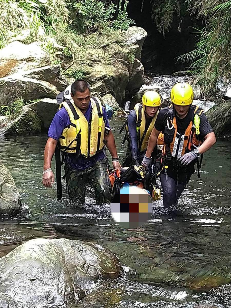 22日霧台鄉神山瀑布有2男溺水，救難人員緊急送醫搶救，最後仍宣告不治。（潘建志翻攝）