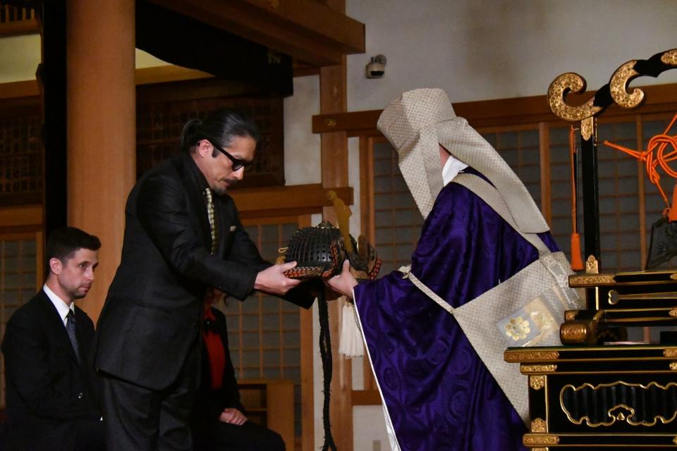 真田廣之（左二）日前在日本東京增上寺替《幕府將軍》進行祈福儀式，左為執行製作兼編劇的賈斯汀馬克斯。（Disney+提供）