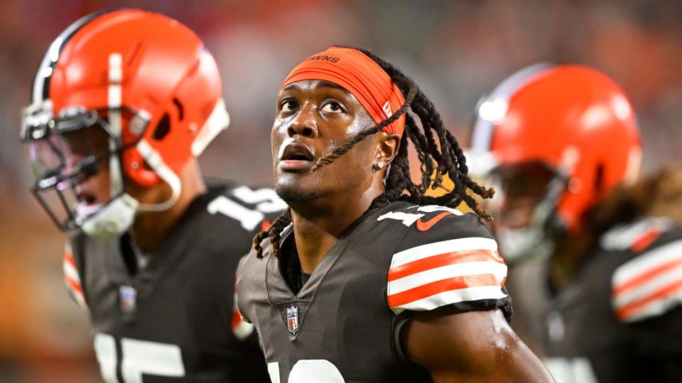 Browns wide receiver Michael Woods II (right) warms up before a game against the Bengals in Cleveland, Monday, Oct. 31, 2022.