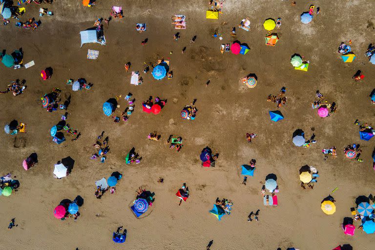 La arena es el material sólido más utilizado en el mundo, sólo el agua supera su uso. Cada año se explotan 50.000 millones de toneladas de ese recurso natural sin que haya una vigilancia adecuada del impacto de su extracción en la naturaleza, según un estudio del Programa de la ONU para el Medio Ambiente (PNUMA).
La arena proporciona hábitats y zonas de cría para una gran diversidad de flora y fauna, y desempeña una función vital de apoyo a la biodiversidad, como ocurre en el caso de las plantas marinas que actúan como sumideros de carbono o filtran el agua. Además, la arena en las costas protege contra las mareas de tempestad y los impactos del aumento del nivel del mar. 
Foto aérea de la playa de San Bernardo, Partido de la Costa, provincia de Buenos Aires.