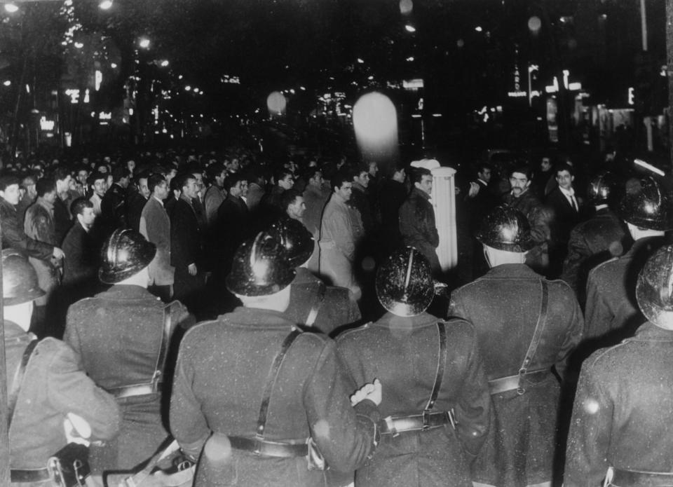 Des manifestants algériens défilent devant la police parisienne lors d'une manifestation pacifique, à Paris, le 17 octobre 1961 (Gamma-Keystone via Getty Images)