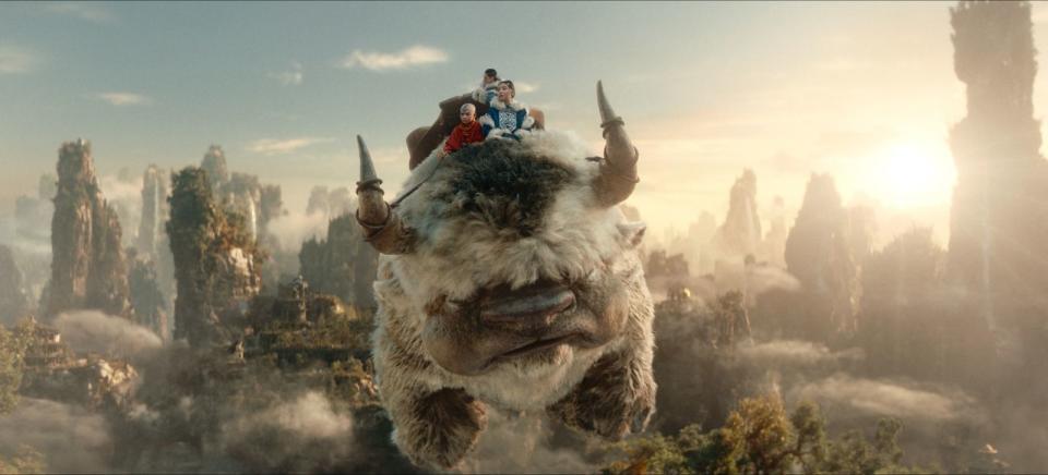 Unterwegs mit einem gigantischen Fellknäuel: Himmelsbison Appa bringt Aang, Sokka und Katara ans Ziel. (Bild: © Netflix / Robert Falconer)