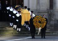 Anschließend trugen acht Hamburger den Sarg aus der Kirche, wo sie von Soldaten des Wachbataillons erwartet wurden.