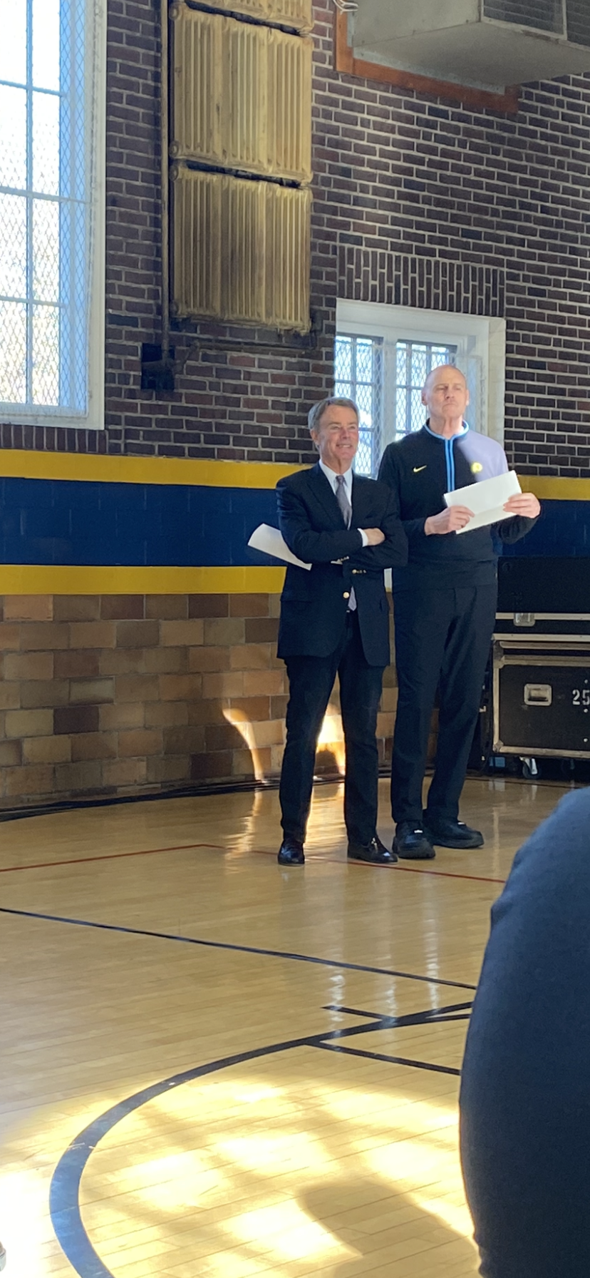 Rick Carlisle (right, next to Indianapolis Mayor Joe Hogsett), the Pacers, Colts and Pacers announcer Mark Boyle are starting Drive and Dish to donate 500 individual boxes of produce and eggs along with recipes and spices and cooking implements every week for the next year. For 2024, 250 boxes each week will go to Christamore House and the Edna Martin Christian Center.
(Credit: Gregg Doyel/IndyStar)