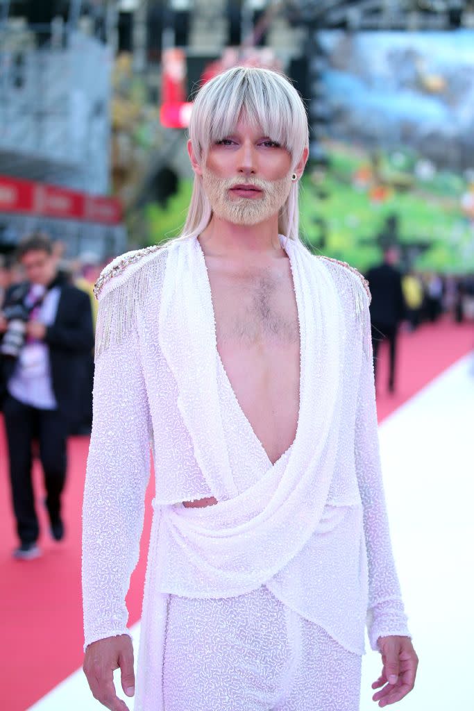 No pasado por el quirófano para cambiarse de sexo pero Conchita Wurts (Tom Neuwirth) lucha constantemente por los derechos de los homosexuales, transexuales y bisexuales. La ganadora del festival de Eurovisión 2014 se presentó con este look a lo ‘Julie Andrews’ al Life Ball 2018 de Viena para recaudar fondos de investigación contra el sida. (Foto: Getty)