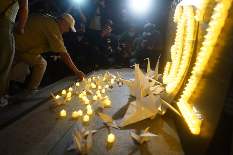 行人路權團體「還路於民」23日舉辦「白紙鶴悼念步行活動」，台北場晚間在終點交通部前廣場以電子蠟燭、白紙鶴悼念交通事故罹難者。（中央社）