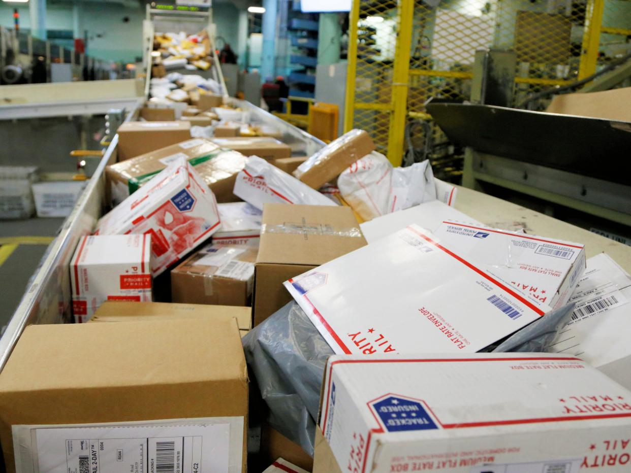 e-commerce packages are densely packed on a conveyor belt