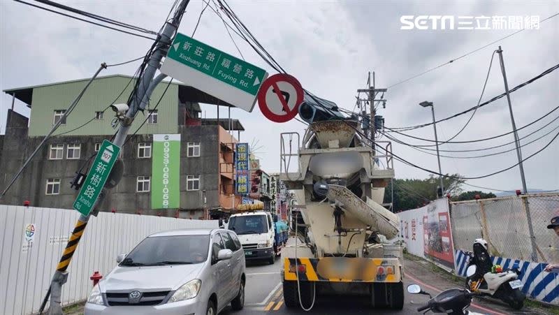 貨車司機疑因不熟路段竟直接勾到電線桿，造成號誌牌慘遭撞歪。（圖／警方提供）