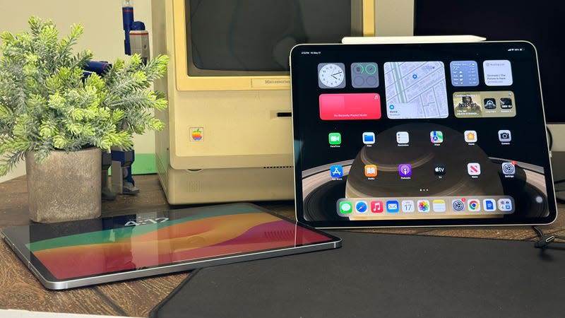 Don’t stick with the default wallpaper on iPad, and don’t be afraid to try some of the interactable widgets available with iPad OS 17. - Photo: Kyle Barr / Gizmodo