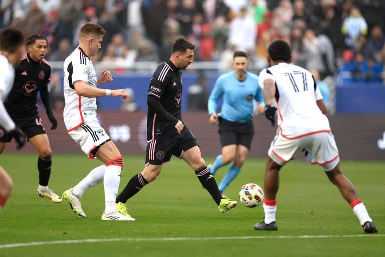 Lionel Messi rodeado de camisetas de FC Dallas; Inter Miami desanda en el Cotton Bowl su segundo partido de pretemporada